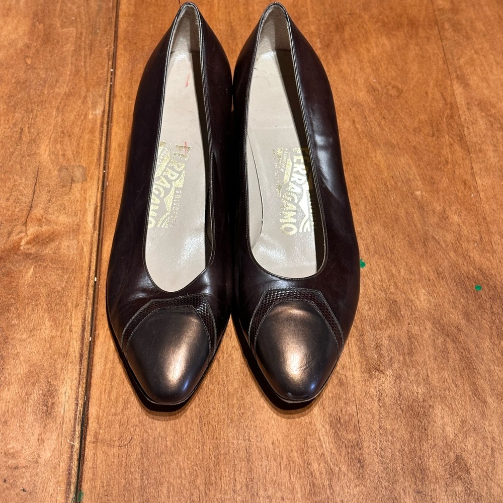 Salvatore Ferragamo Classic Low Heel Pumps - Sz 8 - Picture 2 of 6